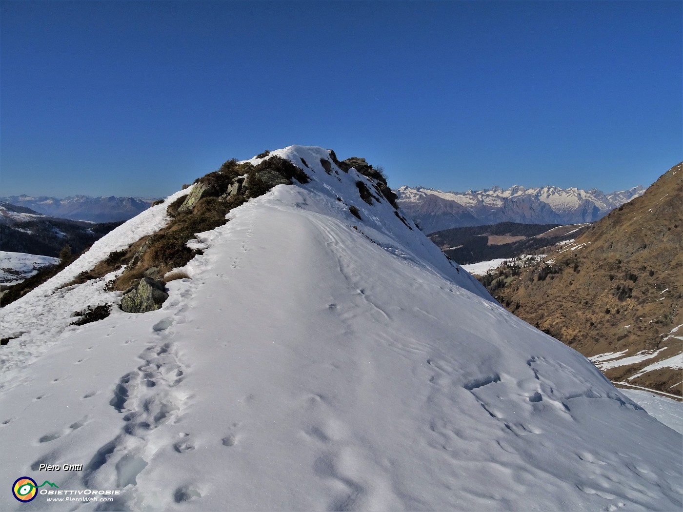 45 Salendo cimetta panoramica sulla Valle di Albaredo .JPG